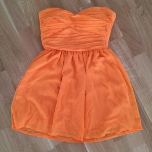  - Väldigt kort klänning. Strl är som en 34.