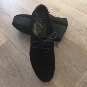  - Knappt använda, Vagabond skor i storlek 39, mocka. 
Ord. 700 kr. 
Har swish. 