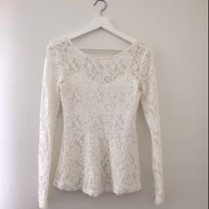  - Vit spetstopp från Gina Tricot i storlek small. Rundad urringning i ryggen. Skickas med post & betalas med Swish. 