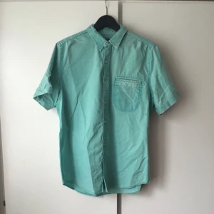  - Kortärmad, mintgrön herr-skjorta från TOPMAN! Bra skick! Köparen står för frakten! Tar helst emot betalning via swish! 