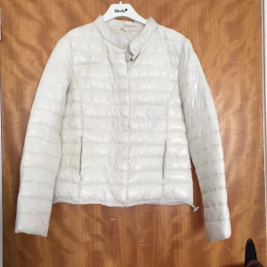  - Tunn täckjacka från Cubus. Köpt förra året och använts ett fåtal gånger därför jag säljer den