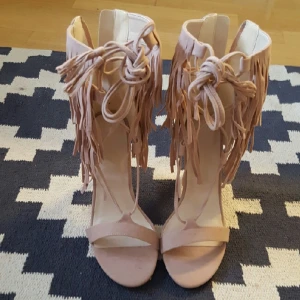  - helt nya skor i strl 38. ljusrosa med snygga detaljer. 10 cm klack. 