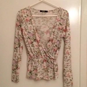  - Sparsamt använd omlott topp från bikbok. Resår under bröstet. Kan skickas mot fraktkostnad.