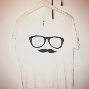  - Lite Oversize Mustasch t-shirt. Mycket bra skick. Frakt 50kr. Swish eller mötas upp i Strängnäs.
