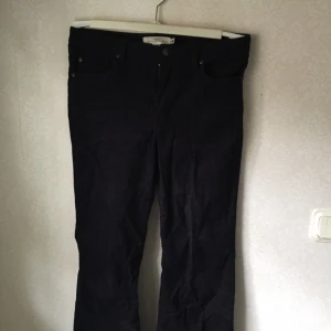  - Manchester byxor från Hm som är utsvängda, perfekt till höst, ej använda!