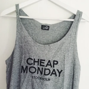  - Grått linne från cheap monday. 
Modellen heter Noomi tank. 
Jättebra skick, inga noppror. 
Frakt 35kr