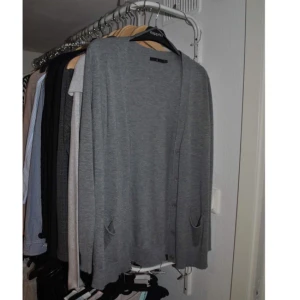  - Grå kofta med fickor!! 