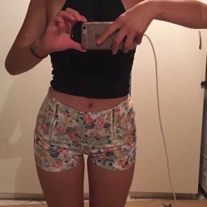  - Snygga blommiga shorts! Det står XS-s men rekommenderar för XS.🌸
Frakt 50kr.
Swish eller mötas upp i Strängnäs.