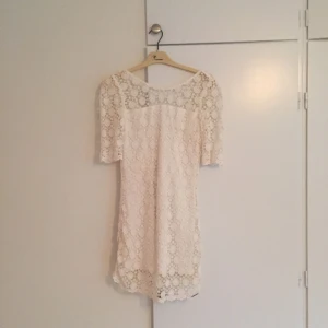  - Spetsklänning med vit underklänning. Halvdjup rygg. Abercrombie & Fitch. Använd en gång. 