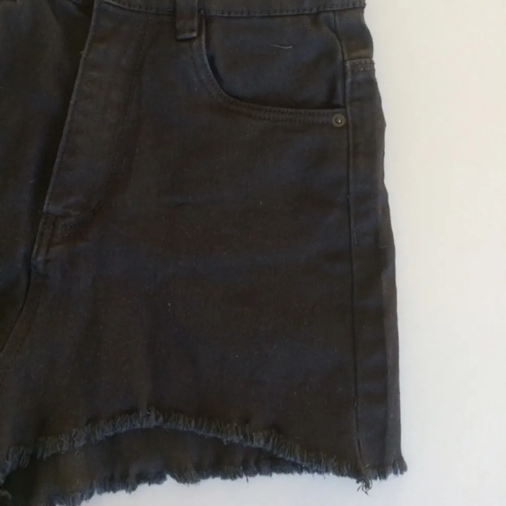 Svarta shorts med hög midja i storlek 6. Super stretchigt material. 
Använda en gång då de är lite små för mig. . Shorts.