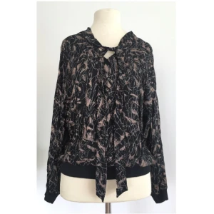  - Mönstrad vintageblus med muddar.

Märke: Saknas. Vintage/Retro.
Storlek: S/M
Skick: Mycket gott. Använd 2-3 gånger.

Pris: 100 kronor eller bud.
Frakt: Betalas av köparen.