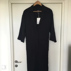  - Supersnygga Lana coat från Monki i storlek M! Svart! Den finaste kappan jag har sett, sitter perfekt på alla! Den går att knyta runt midjan, bandet går att ta bort om man skulle vilja det istället :) aldrig använd med lapp kvar. Nypris 700kr. Slut i butik💕💕✨😙

Eventuell frakt betalas av köparen❣