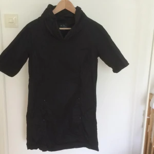  - Kort poloklänning. Två fickor fram. Bra skick. Tar swish, köparen står för frakten. 