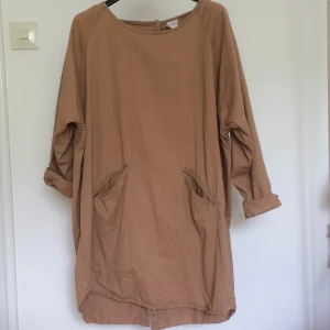  - Oversize tröja ifrån Monki. Knappar i ryggen.  Tar swish, köparen står för frakten. 