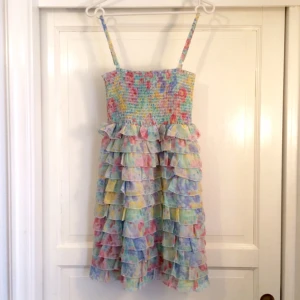  - Färgglad klänning med volanger, supersöt! Från Bik Bok i storlek S och i väldigt fint skick! 🌸 Skickas, köparen står för frakten 💌