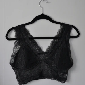  - Mini Top 

Storlek: M/L

FRAKT TILLKOMMER (Kan även samfrakta och göra bra paketpriser)