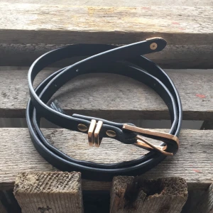  - Snyggt svart smalt skärp med gulddetaljer