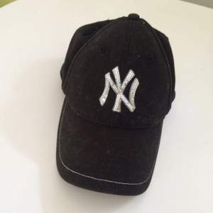 Ny svart New York Yankees keps med silver paljetter på loggan😍Fraktar!