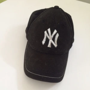  - Ny svart New York Yankees keps med silver paljetter på loggan😍Fraktar!