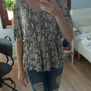  - Topp från H&M i mycket fint skick! Möts i Stockholm eller skickas mot fraktkostnad 