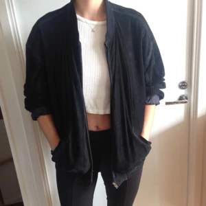  - Bomberjacka i mocka 
Köpt på Plick 
Säljer vidare pga använda aldrig 
Stor och mysig. Perfekt med en tjocktröja under till hösten 