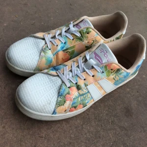  - Fräscha sneakers i Adidasstil, köpta på Skohuset, använda max 5 ggr