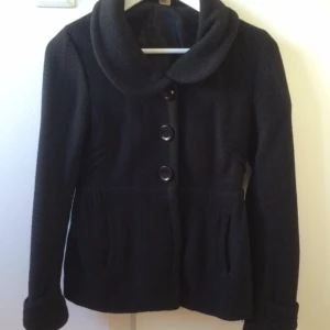  - Jacka från H&M, 50 % ull 50 % viskos, extraknappar medföljer. Ca 10 år gammal men i bra skick. 