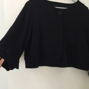  - Kort kofta med stora 3/4-ärmar.