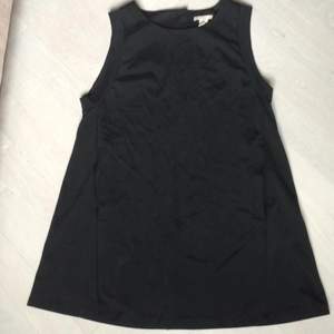 Svart A-linje formad kort klänning med fickor framtill. Från H&M trend 