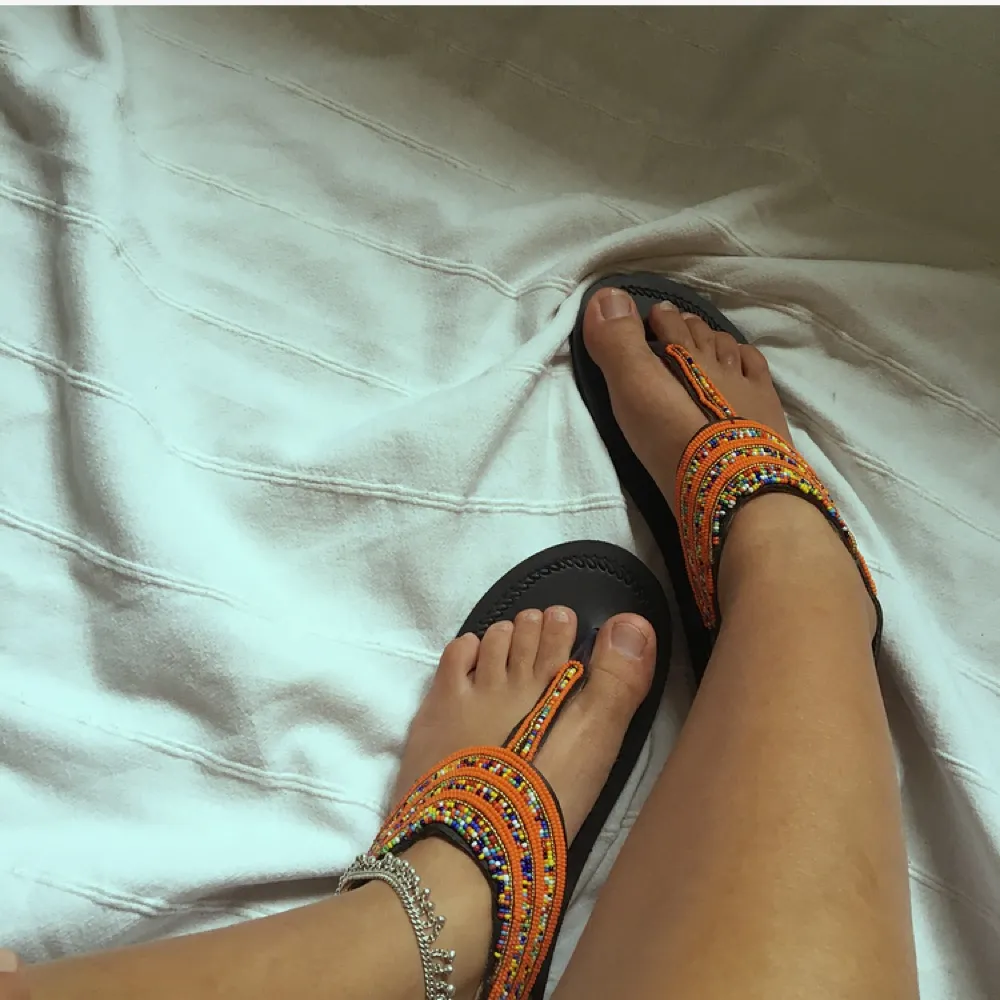 Säljer dessa vackra hemmagjorda masaj sandaler straight outta Kenya.🇰🇪 dessa sandaler har skapats av kvinnor i Kenya med sämre förutsättningar i samhället så att köpa dessa skulle bidra med något till det bättre.  P.S har flera av dessa sandaler i andra färger på lager.  Och med tanke på att sandalerna är öppna passar de  i olika storlekar.. Skor.