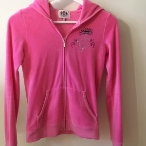  - Munkjacka från märket Juicy Couture i velour, köpt på NK i Stockholm. Passar storlek xxs-s beroende på hur tajt eller löst man vill att den ska sitta. I mycket fint skick då alla pärlor sitter kvar.