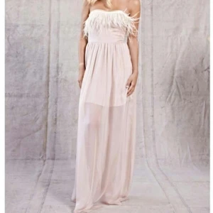  - Helt underbar klänning i vintage-stil från Zetterberg. Använd bara 1 gång sparsamt. Vill att denna dröm ska få komma ut i världen igen!

köpt för 4500:-
100 % silke :)