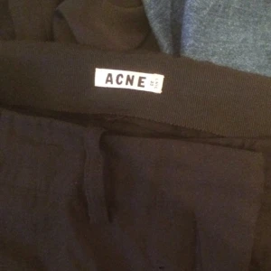  - Svårt att få till bild på dessa men de är ett par lite mer dressade byxor från Acne. Ankel skurning nedtill och normalhöga i midjan (varken låga eller höga). Liten slits som man ser på bild två. Typ helt raka i modellen! Jättefina men kommer inte till användning, så de är i väldigt fint skick. Om någon önskar kan jag skicka bild med dom på