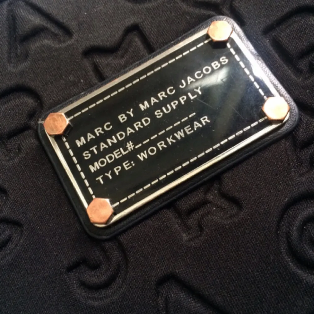 Svart äkta Marc Jacobs datorfodral i storlek 13tum(ca.27cmx36cm). Den silvriga färgen på 