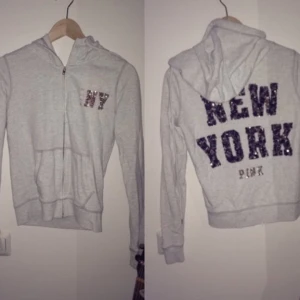  - Äkta kofta från Victoria's Secret, knappt använt! Jättemysigt och skönt tyg :)