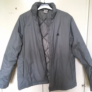  - Perfekt höstjacka! Grå mjuk och lagom tjock, liten adidaslogga på bröstet