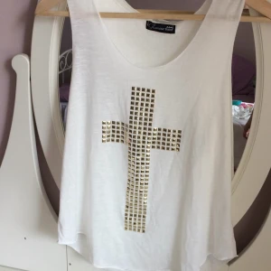  - Linne med nitar som formar ett kors