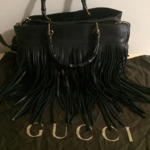  - "Bamboo Leather fringe shopper tote bag "  Nypris är 21500:- Den är från en kollektion från 2015 och är en väldigt ovanlig väska! Jätte svår och få tag i.  Nästan helt oanvänd !!  Serienummer och dustbag finns såklart. 