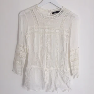  - Oanvänd blus från Zara, köpt för något år sedan. Lite mer beige i verkligheten.