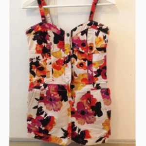  - Somrig byxdress i storlek S. Aldrig använd 