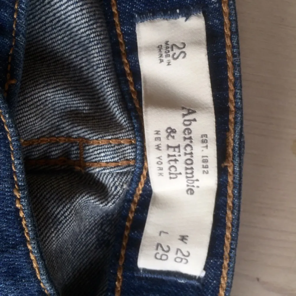 Jeans köpta hos Abercrombie & Fitch i USA. Låg midja. Passar bäst för den som är kortare än 170 cm och har storlek 34-38. 

I nyskick, endast använda ett fåtal gånger. . Jeans & Byxor.