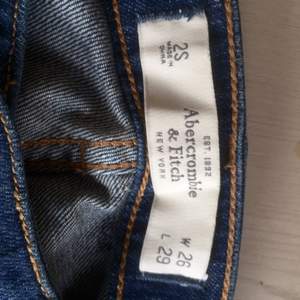 Jeans köpta hos Abercrombie & Fitch i USA. Låg midja. Passar bäst för den som är kortare än 170 cm och har storlek 34-38. 

I nyskick, endast använda ett fåtal gånger. 