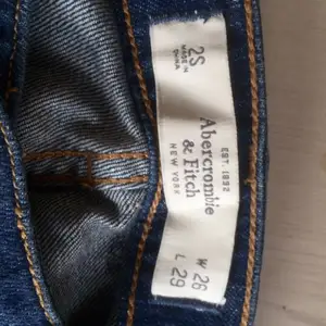 Jeans köpta hos Abercrombie & Fitch i USA. Låg midja. Passar bäst för den som är kortare än 170 cm och har storlek 34-38. 

I nyskick, endast använda ett fåtal gånger. 