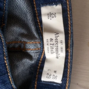  - Jeans köpta hos Abercrombie & Fitch i USA. Låg midja. Passar bäst för den som är kortare än 170 cm och har storlek 34-38. 

I nyskick, endast använda ett fåtal gånger. 