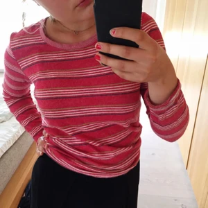  - Tröja köpt på Urban Outfitter i New York. Märket är BDG. Väldigt mjuk och mysig med 70-talsvibe. Färgen skulle jag beskriva som rosaröd och ränderna är vita, gröna och svarta.