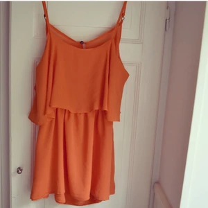  - Sockersöt klänning med en superfin rygg! Passar till dom flesta tillfälle. 