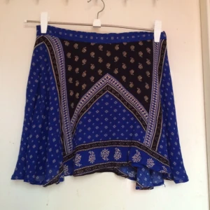  - 
Söt kjol från Forever 21. Aldrig använd, säljes pga för kort för mig. Storleken i kjolen är 40, men den är mer som en 36-38. 

Pris diskuterbart, kan mötas runt Malmö eller skicka på posten. 