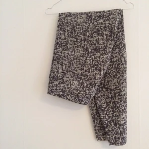  - Kostymbyxor från Acne, säljes då de är för stora för mig. Tunna, sköna på sommaren!

Skickas mot att köparen betalar frakt eller avhämtas i centrala Göteborg.

Obs! Köp två eller fler plagg och få det billigaste till halva priset!