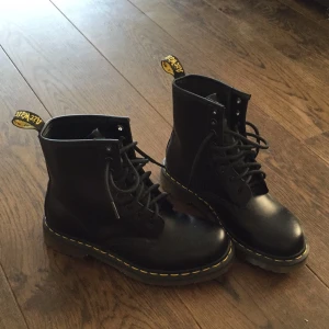  - Skor. 
Dr.Martens AirWair.
Säljes pga fel storlek, aldrig använda utomhus! 
Bara testade  inomhus.
Ordinarie pris va 1500kr så jag tycker 900kr är lämpligt. Kan mötas upp i Karlskrona annars står du för frakten:)

