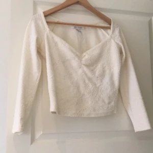  - Kortare tröja i vitt, stretch, från Nelly.